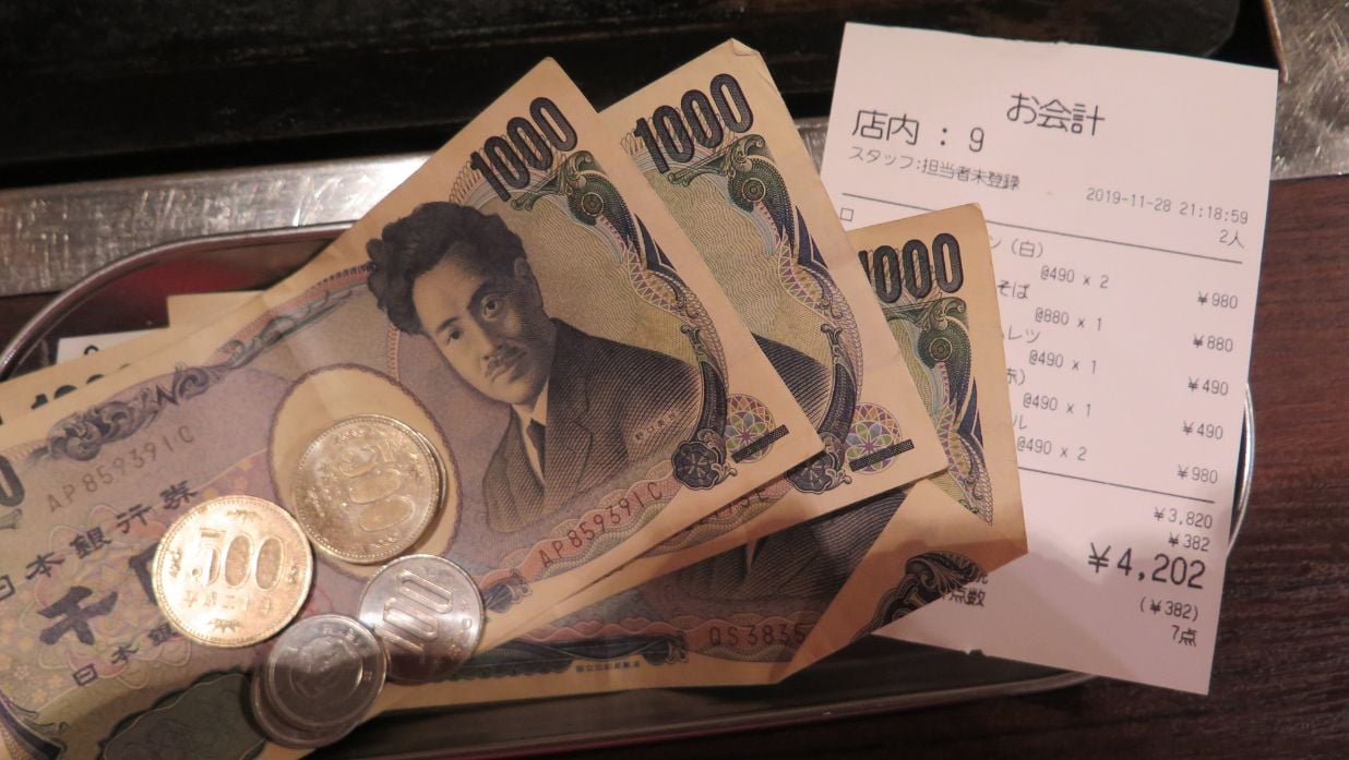Demander l’addition en japonais : les phrases à connaître au restaurant