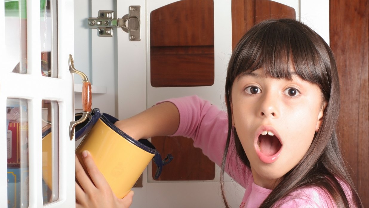 女性は何か盗んで、バレた。