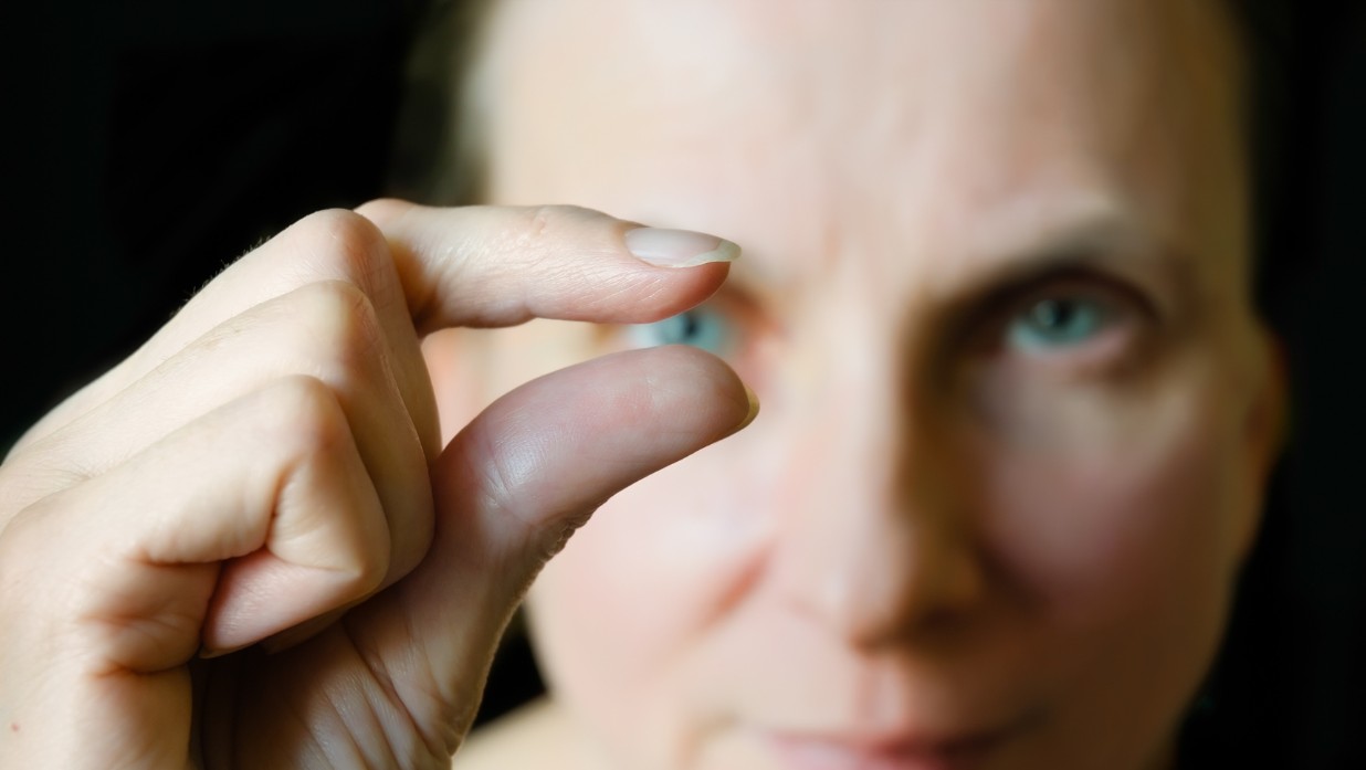 chotto blog feature image showing a person making a hand gesture that means "a little"