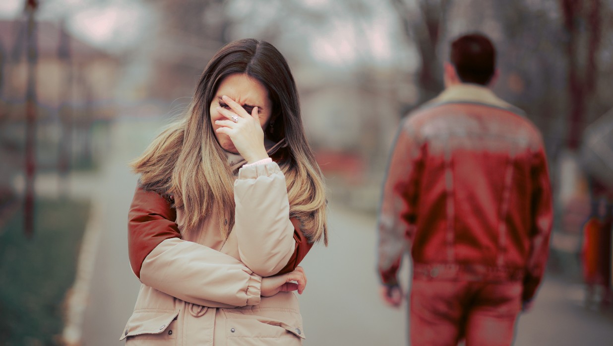 Feature Image for breaking up in Japanese. Image shows couple walking away