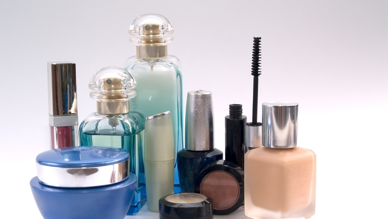 Many cosmetics products in the picture for makeup, skincare, body odor, and more.
