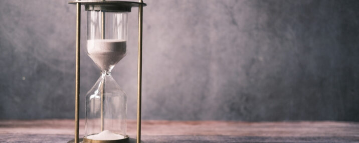 A sand timer.