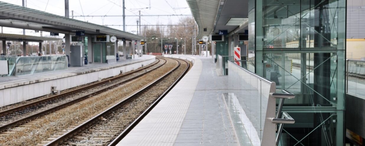 How to navigate Japanese train platforms – Illustrated Guide