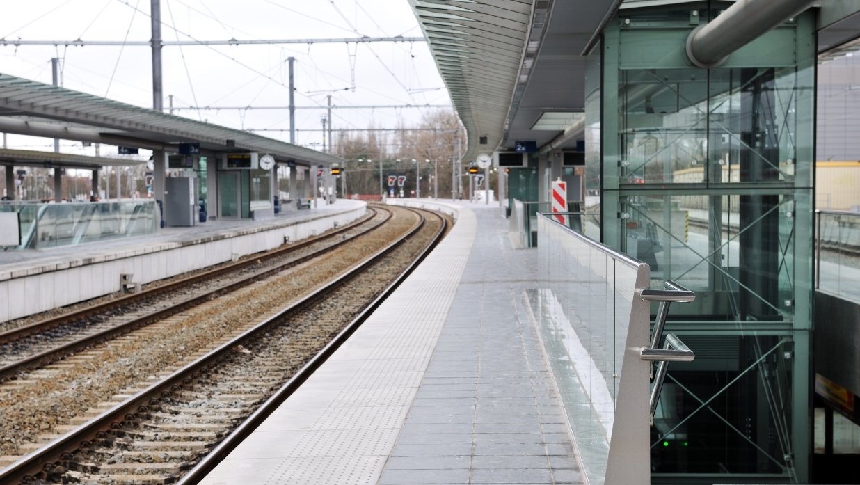 Train tracks at a train station but no train!