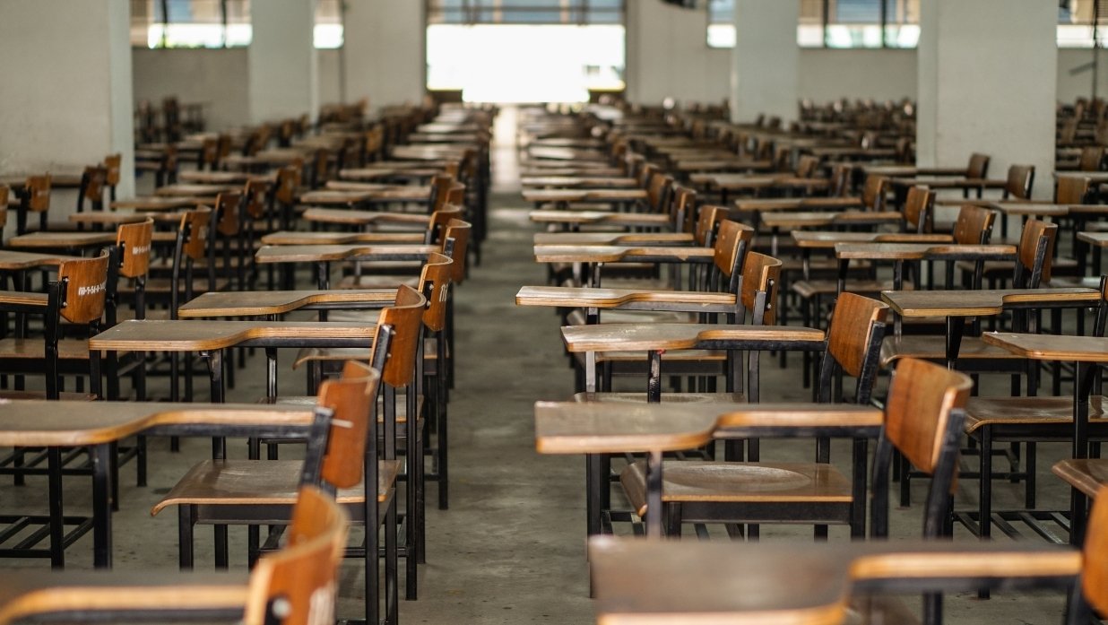 An empty classroom of many many seats.