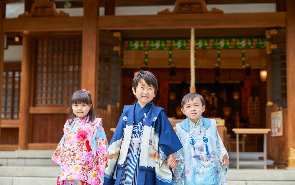 Children celebrating shichi-go-san