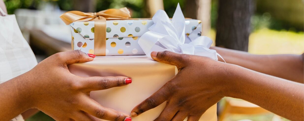 10 Do’s and Don’ts of Gift Giving Etiquette in the Japanese Workplace