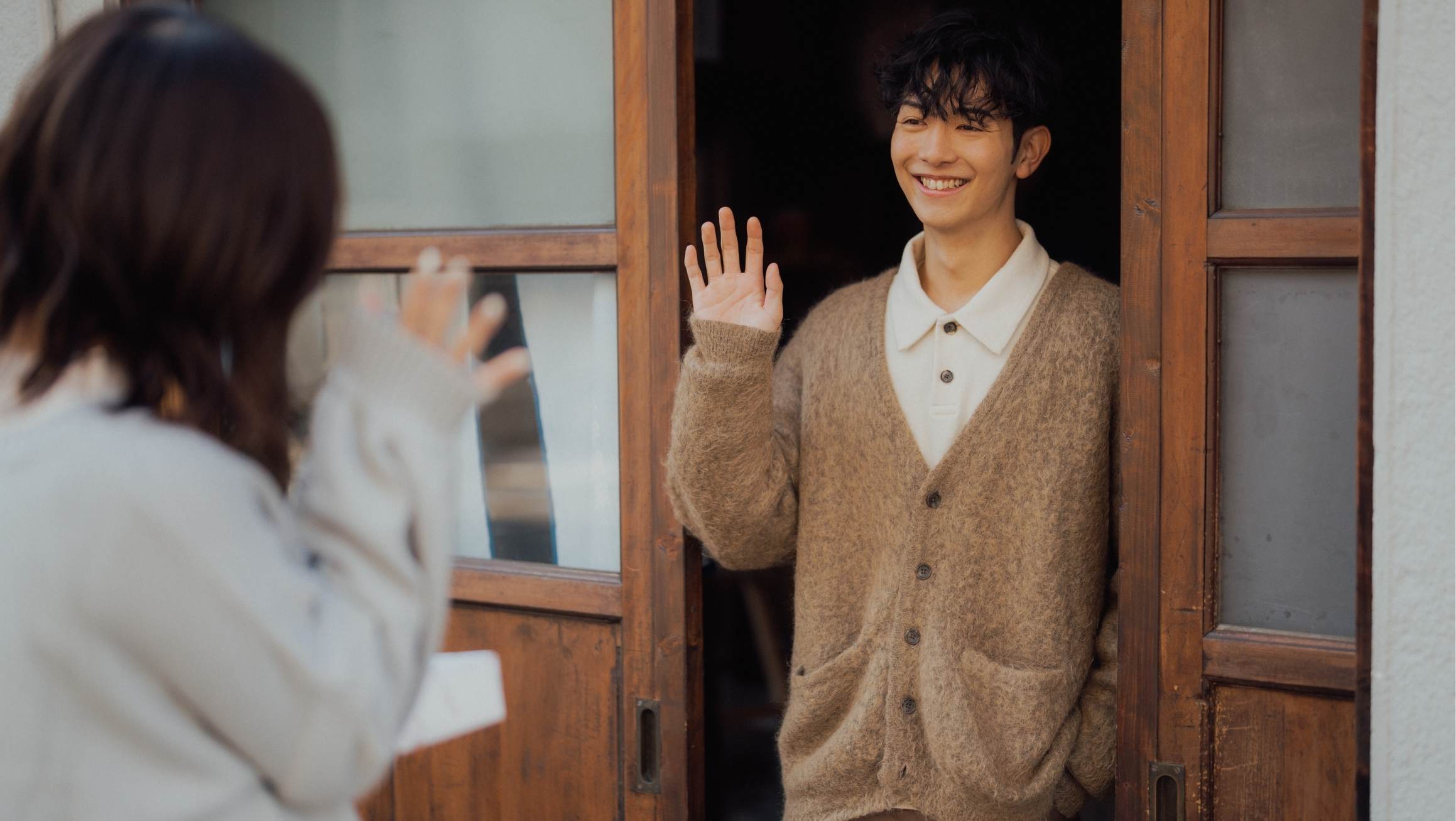 person greeting konnichiwa in japanese