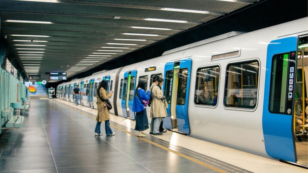 Image of the Tokyo train departing from a station 