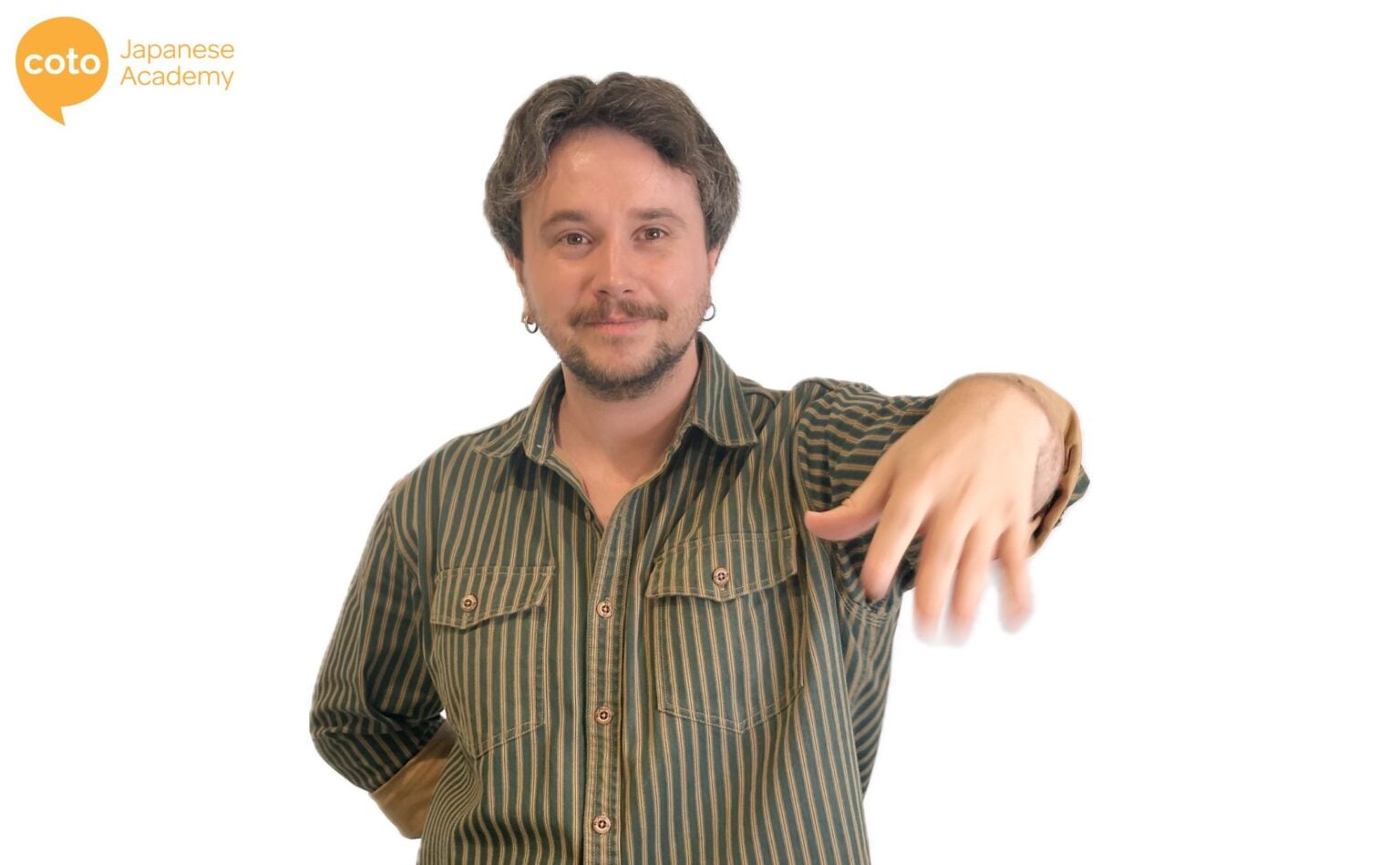 Foreigner Pointing 12 Unique Japanese Hand Gestures & What They Really Mean