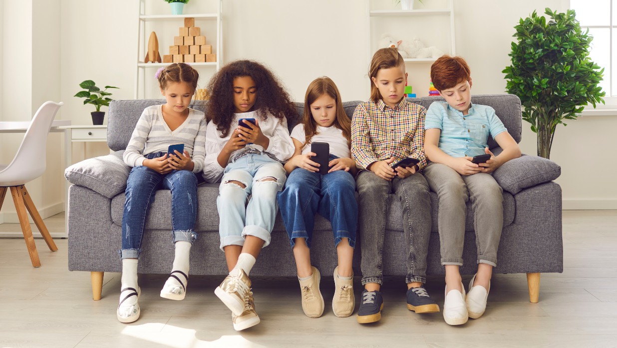 Feature image for Japanese Gen Alpha slang, image shows a group of kids on their phones
