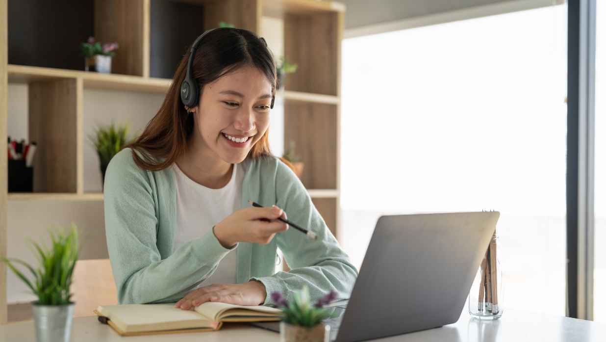 Woman taking online japanese courses